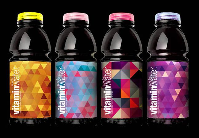 A Vitamin Water lançou umas garrafas com rótulos diferentes, para serem vendidas shows e eventos de música.