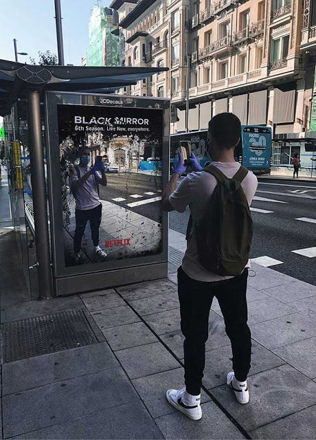 de Black Mirror, rua, anuncio, cartaz