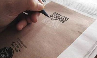 anúncio de emprego, jornal, mão, caneta, qr code