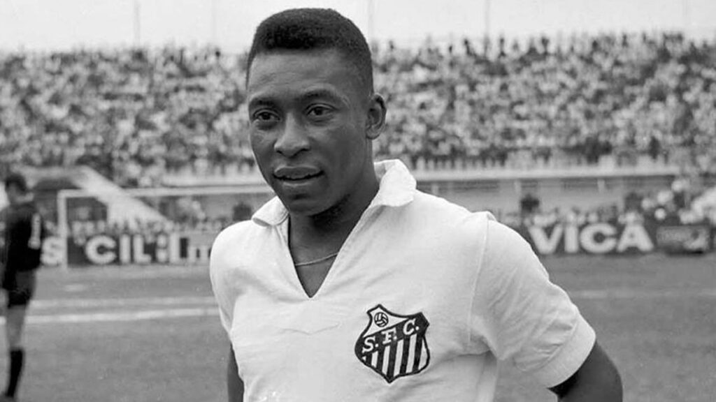 Santos apresenta novo escudo com homenagem a Pelé