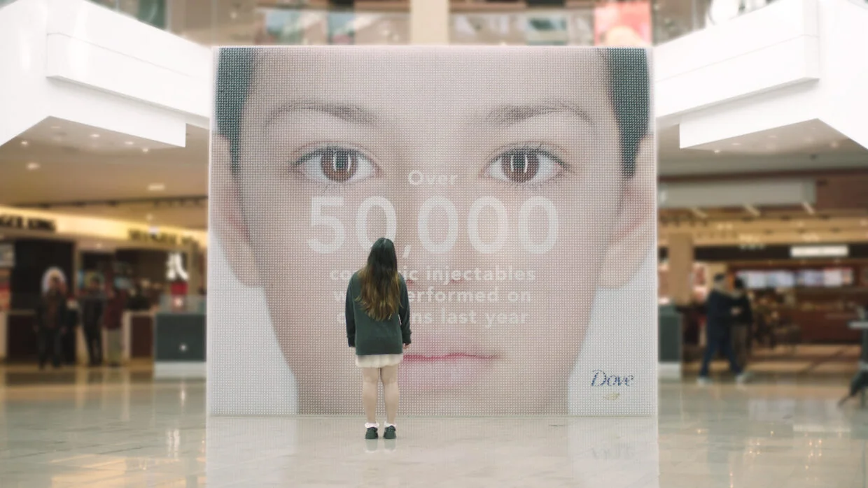 Dove usa outdoor de seringas para alertar sobre cirurgias plásticas em jovens