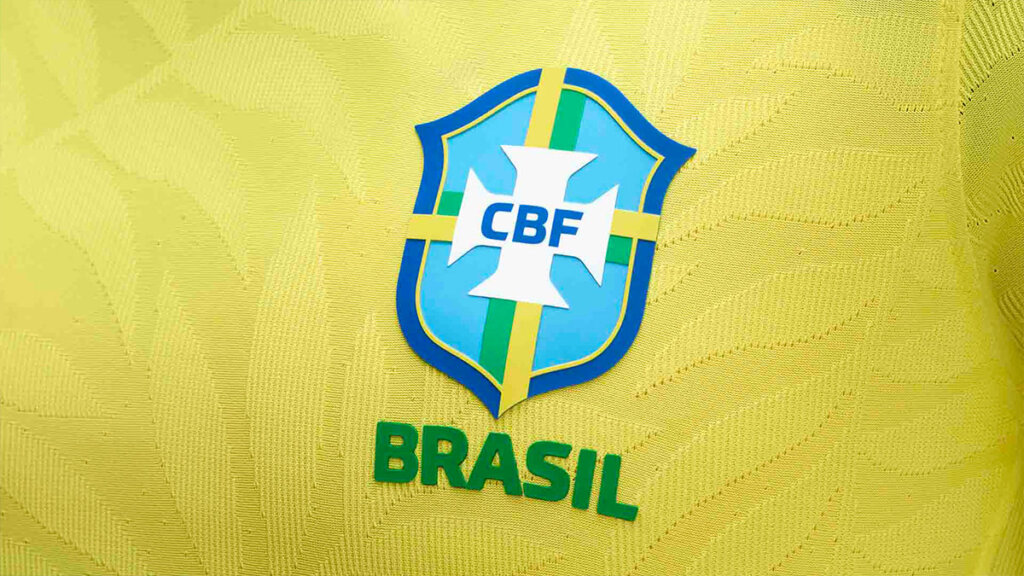 Detalhes do design do uniforme da Seleção Brasileira destacam a estampa de folhagem tropical, representando a exuberante Floresta Amazônica