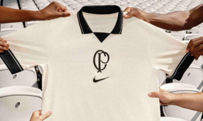 Camisa 'Origens', vencedora do concurso #MantoDoCorinthians, disponível para compra em pré-venda nas lojas Nike e Centauro.