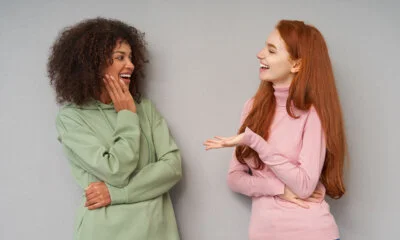 duas mulheres conversando sobre storytelling