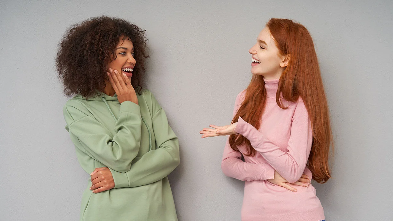 duas mulheres conversando sobre storytelling