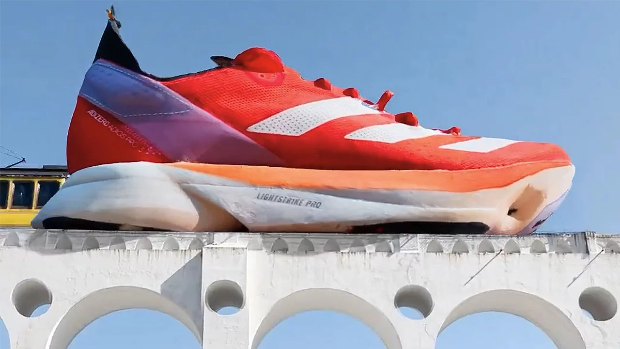 Adidas coloca tênis de corrida sobre os Arcos da Lapa em ação promocional para a Maratona do Rio