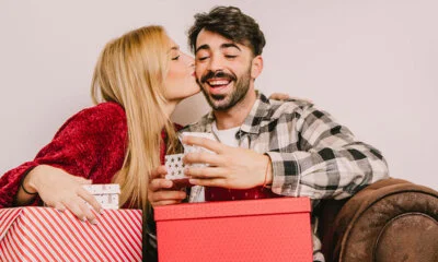 Casal feliz escolhendo presentes personalizados para o Dia dos Namorados.