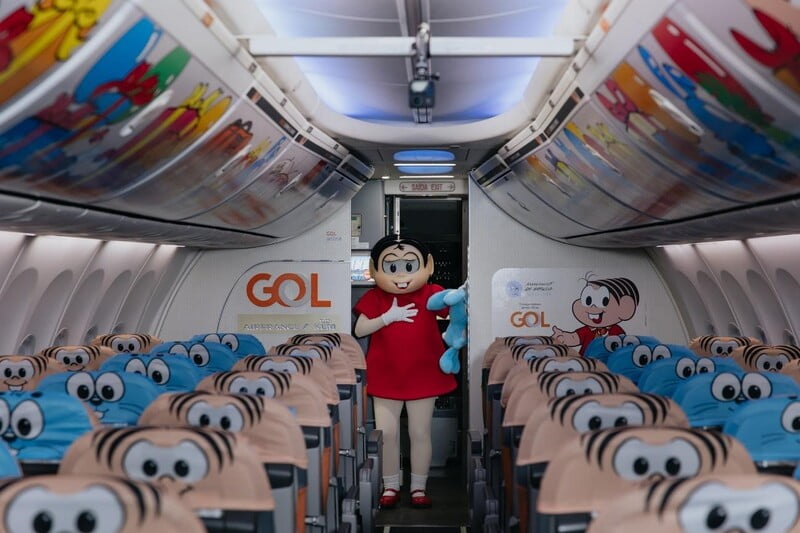 Avião temático da GOL Linhas Aéreas com a Turma da Mônica, celebrando 60 anos da personagem Mônica