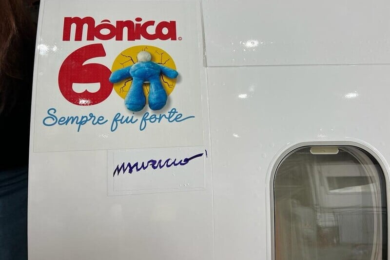 Avião temático da GOL Linhas Aéreas com a Turma da Mônica, celebrando 60 anos da personagem Mônica