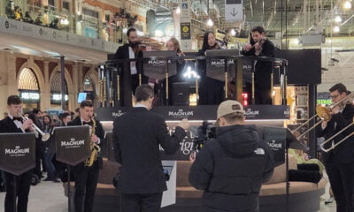 Magnum traz grupo de música clássica para estação de metrô em Londres