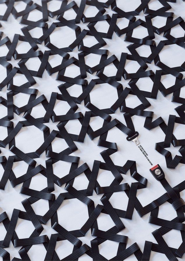Cintos de segurança com design islâmico em forma de figuras geométricas.