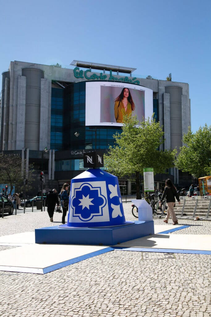 Imagem de uma cápsula Lisbon Bica da Nespresso, com padrão inspirado nos azulejos portugueses.