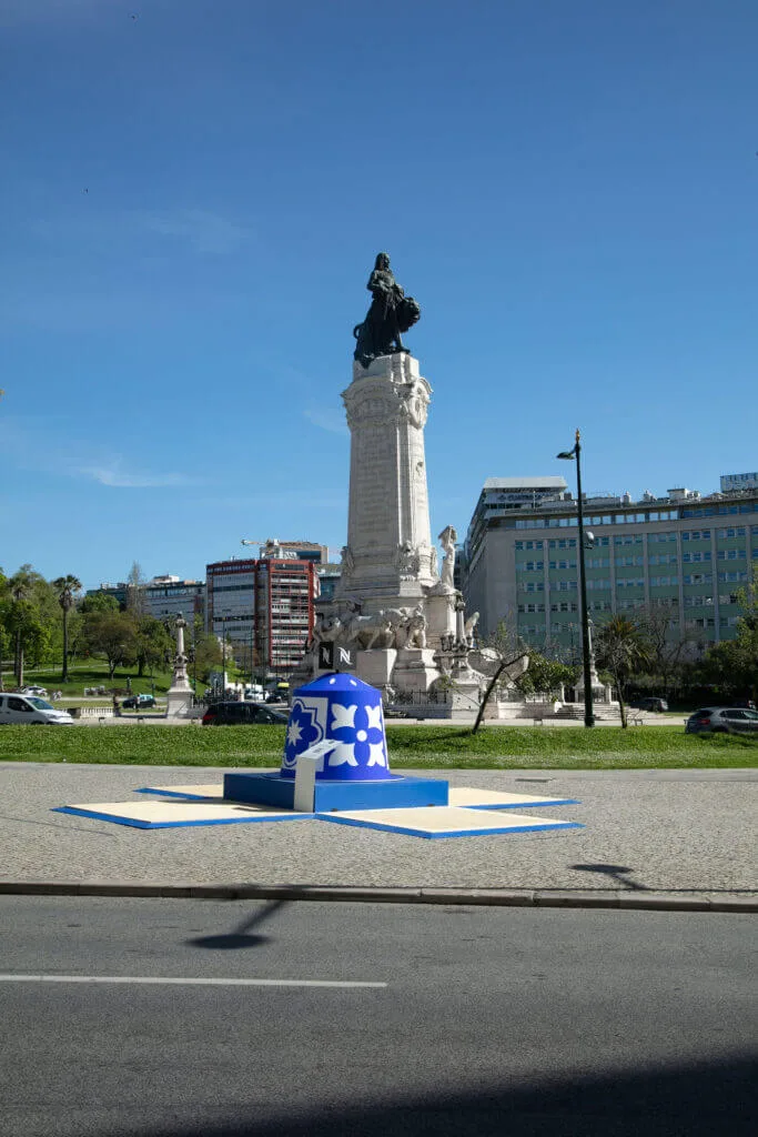 Imagem de uma cápsula Lisbon Bica da Nespresso, com padrão inspirado nos azulejos portugueses.