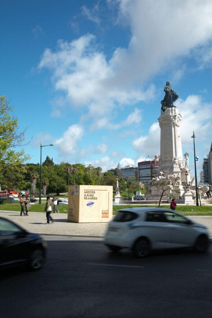 Imagem das caixas gigantes da Nespresso espalhadas por Lisboa, revelando a novidade das cápsulas Lisbon Bica.