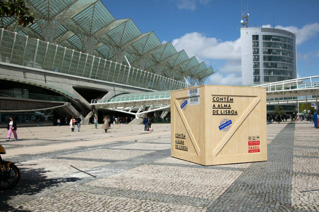 Imagem das caixas gigantes da Nespresso espalhadas por Lisboa, revelando a novidade das cápsulas Lisbon Bica.