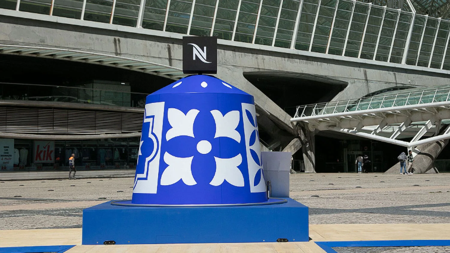 Imagem das caixas gigantes da Nespresso espalhadas por Lisboa, revelando a novidade das cápsulas Lisbon Bica.