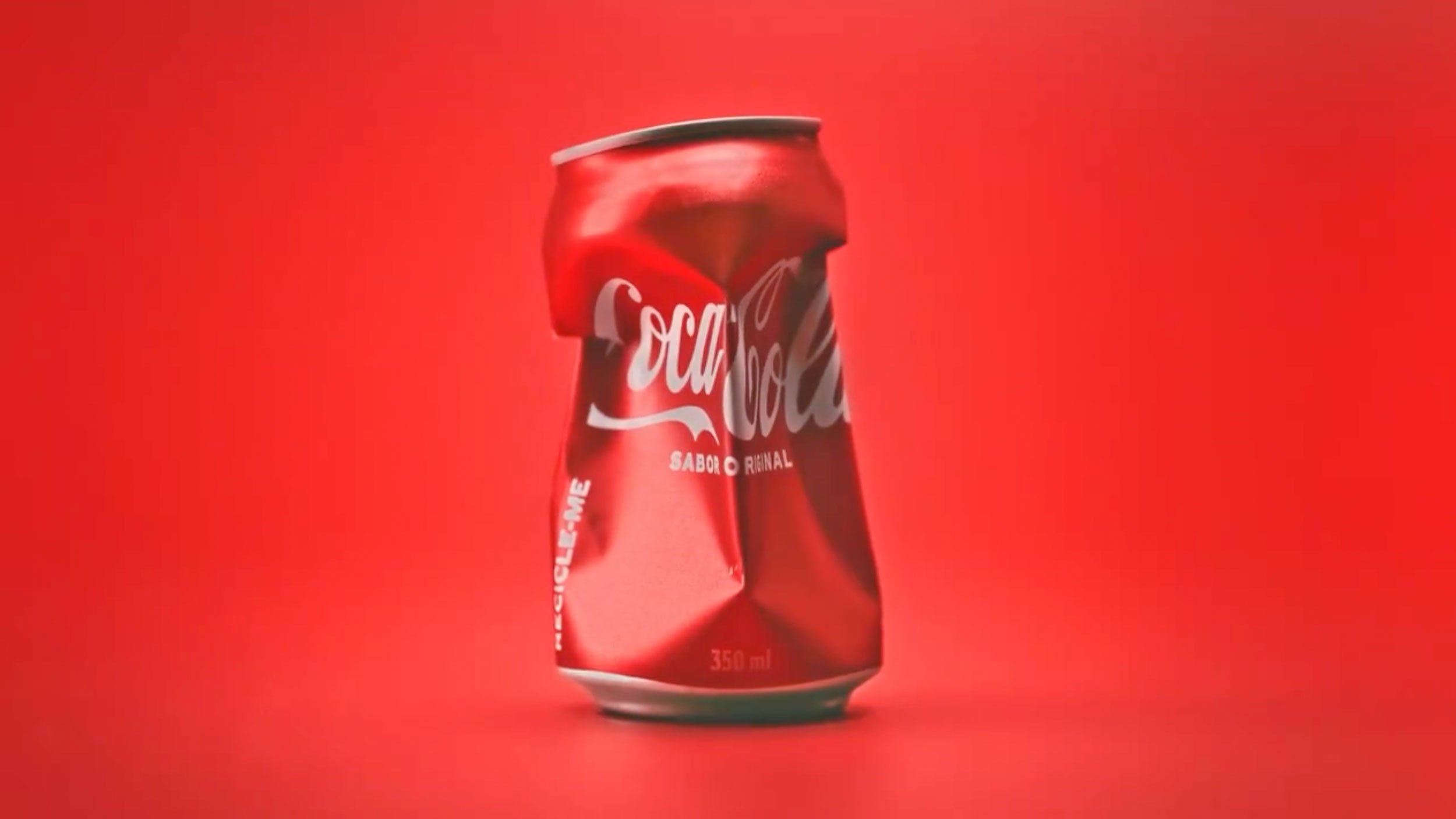 lata de coca-cola com logo amassada