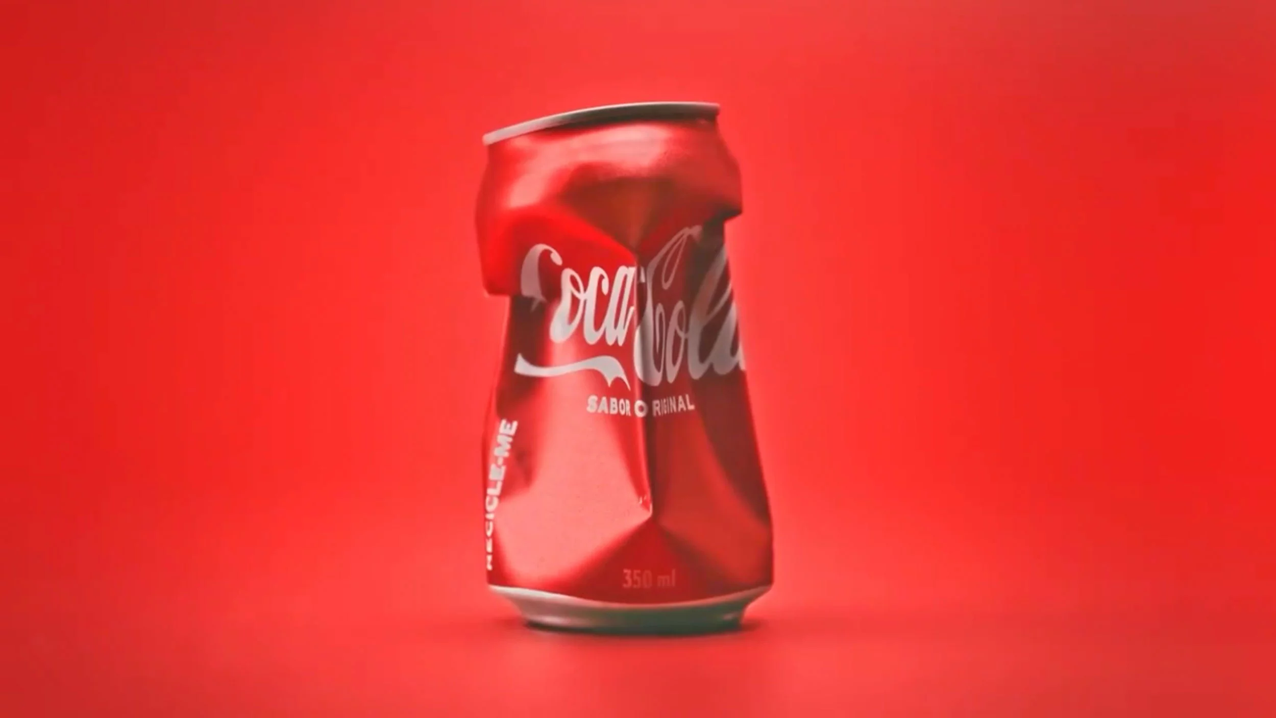 lata de coca-cola com logo amassada