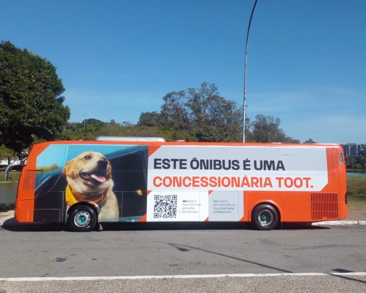 Outdoor da Toot transformado em ponto de concessionária digital, com QR Code para assinatura de carros multimarcas.