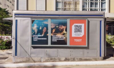 Outdoor da Toot transformado em ponto de concessionária digital, com QR Code para assinatura de carros multimarcas.