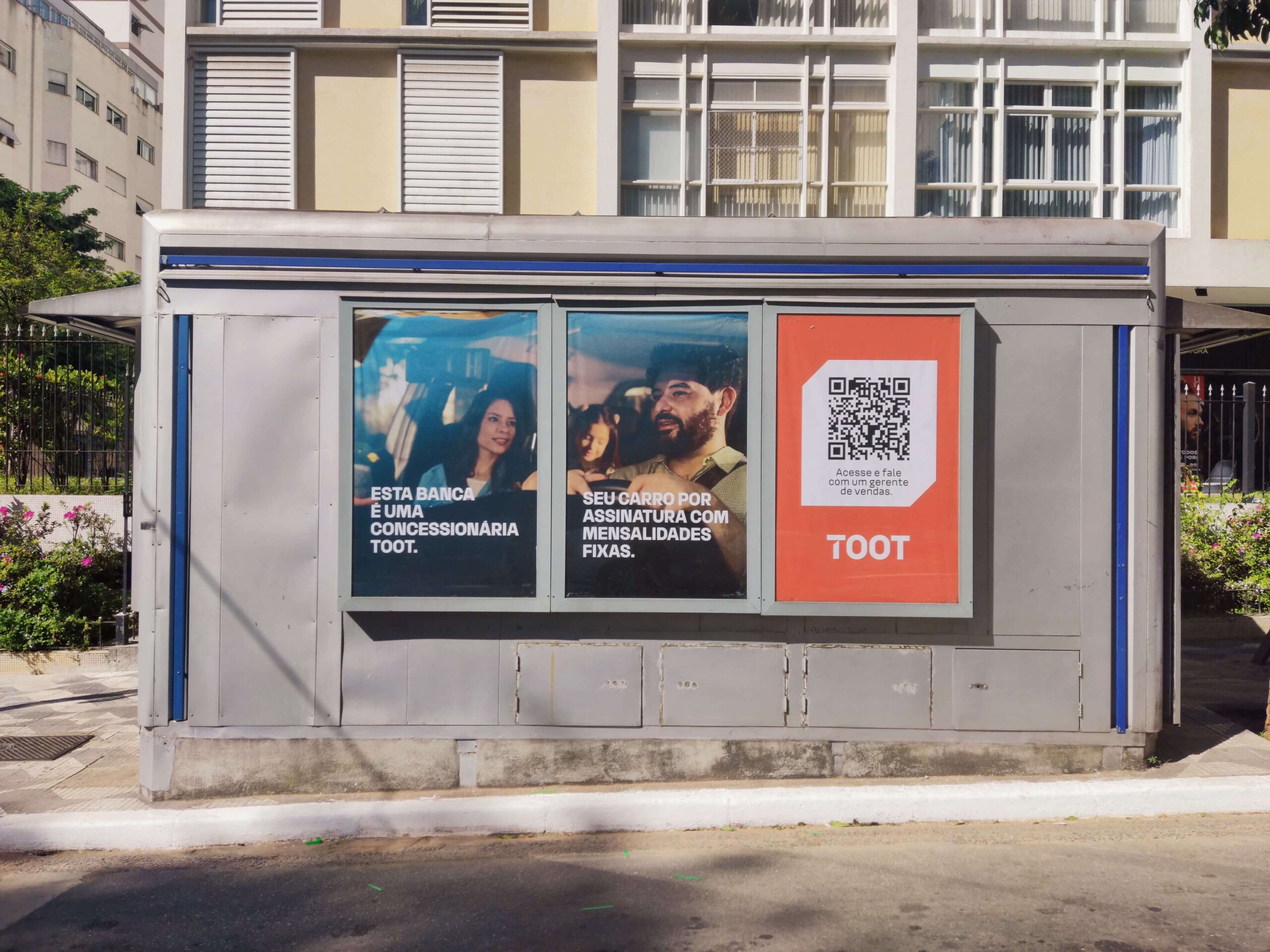 Outdoor da Toot transformado em ponto de concessionária digital, com QR Code para assinatura de carros multimarcas.