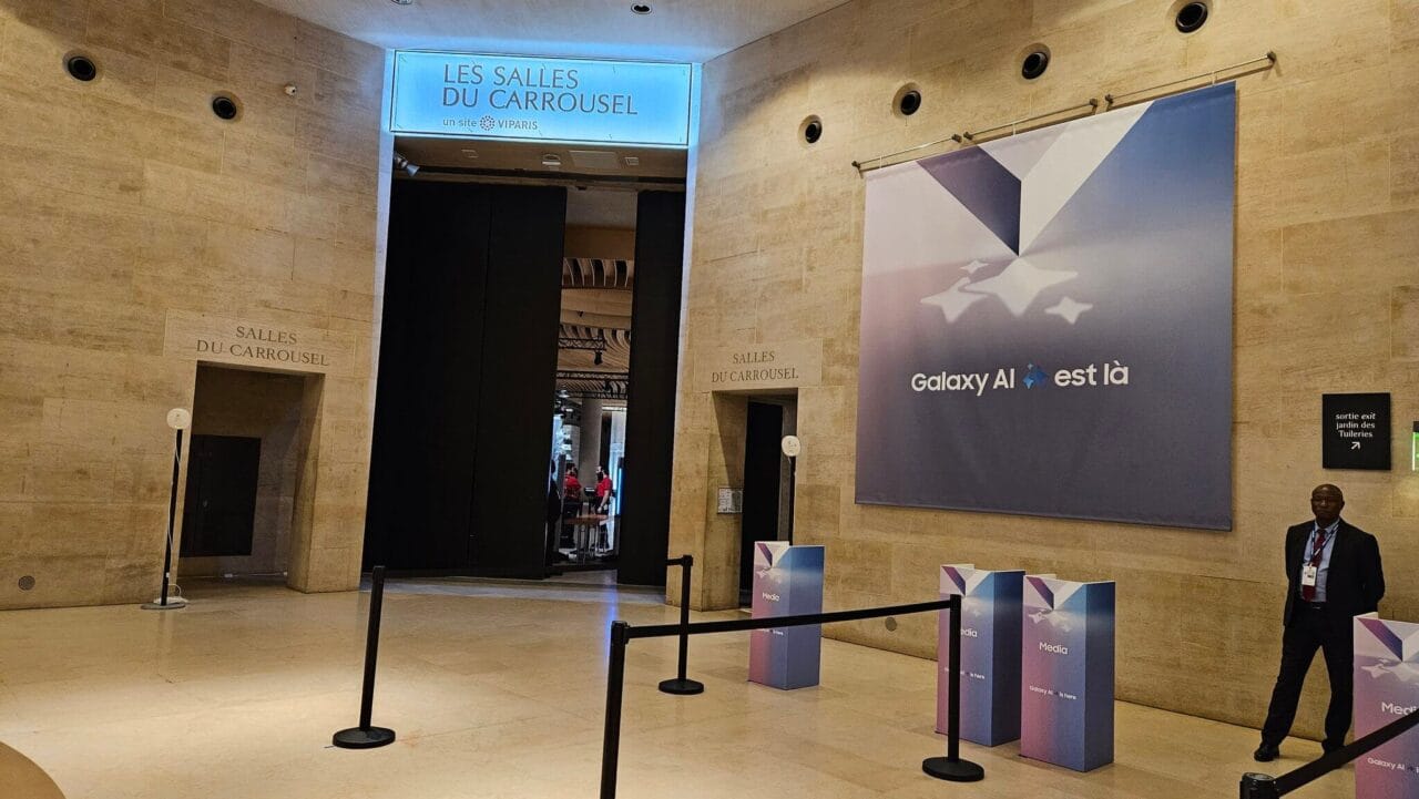 Apresentação do Galaxy AI pela Samsung no museu do Louvre em Paris, destacando novos dispositivos e inovações tecnológicas.