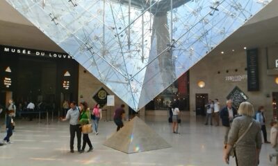 Apresentação do Galaxy AI pela Samsung no museu do Louvre em Paris, destacando novos dispositivos e inovações tecnológicas.