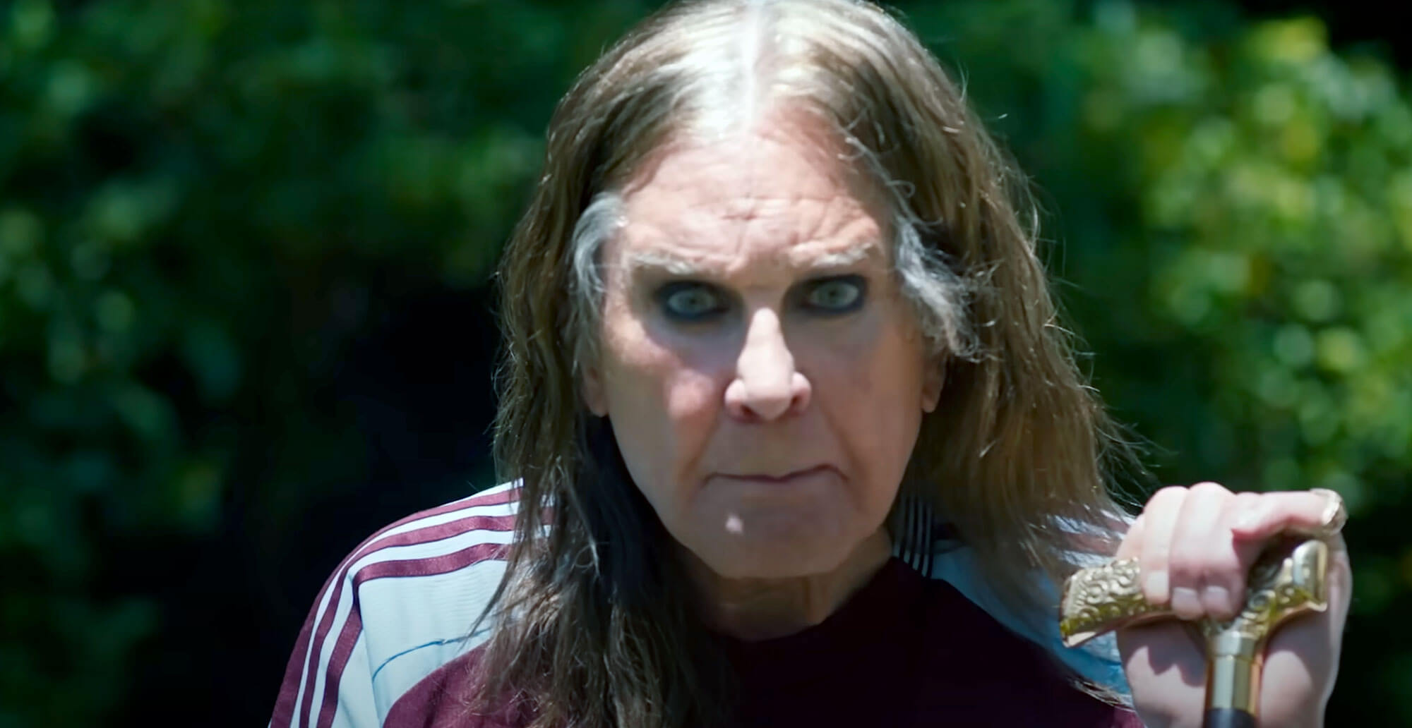 Ozzy Osbourne apresentando a nova camisa do Aston Villa para a temporada 2024/2025, desenhada pela Adidas.