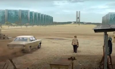 Imagem do comercial de 100 anos da GM no Brasil, narrado por Fernanda Torres, mostrando um carro Chevrolet em destaque com cenários históricos brasileiros ao fundo, simbolizando a evolução da marca ao longo de um século.