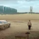 Imagem do comercial de 100 anos da GM no Brasil, narrado por Fernanda Torres, mostrando um carro Chevrolet em destaque com cenários históricos brasileiros ao fundo, simbolizando a evolução da marca ao longo de um século.