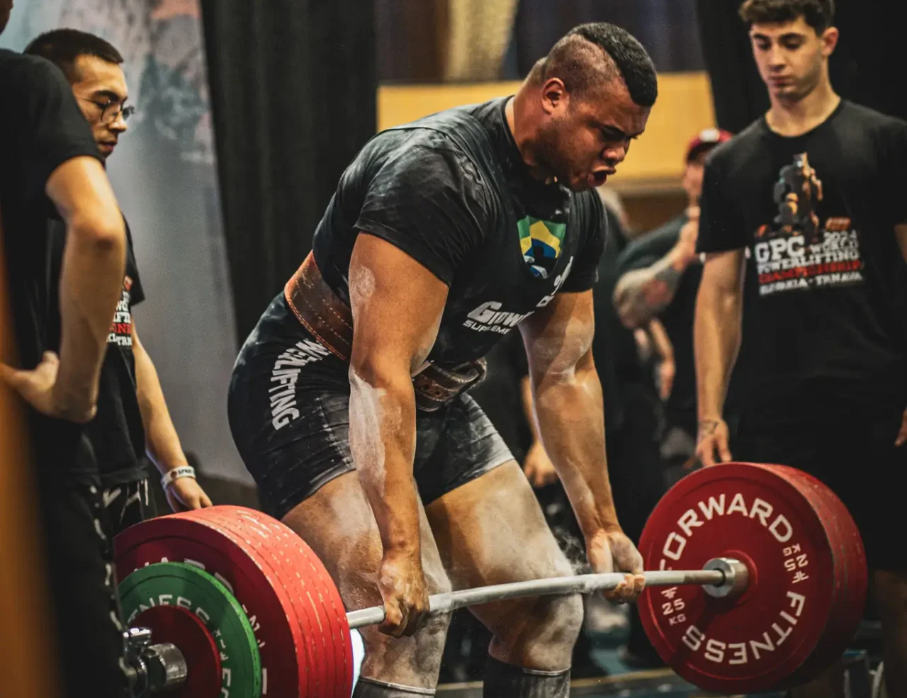 Bitelo, atleta de powerlifting e ex-servente de pedreiro, como novo garoto-propaganda da Votorantim Cimentos, destacando força e superação na campanha 'É Bom Demais'