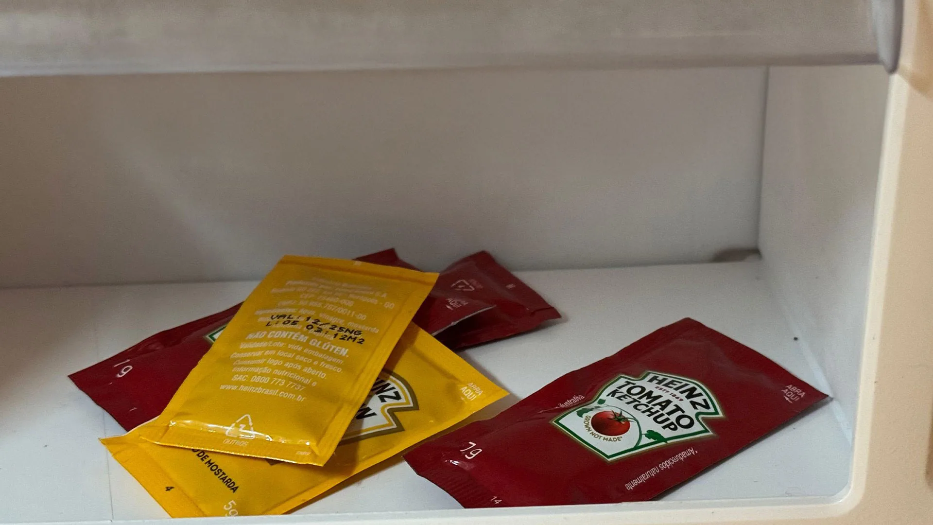 Heinz conecta sachês esquecidos ao filme "Ainda Estou Aqui" no Oscar 2025.