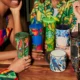 Copos e garrafas da coleção Starbucks e FARM Rio com estampas tropicais coloridas