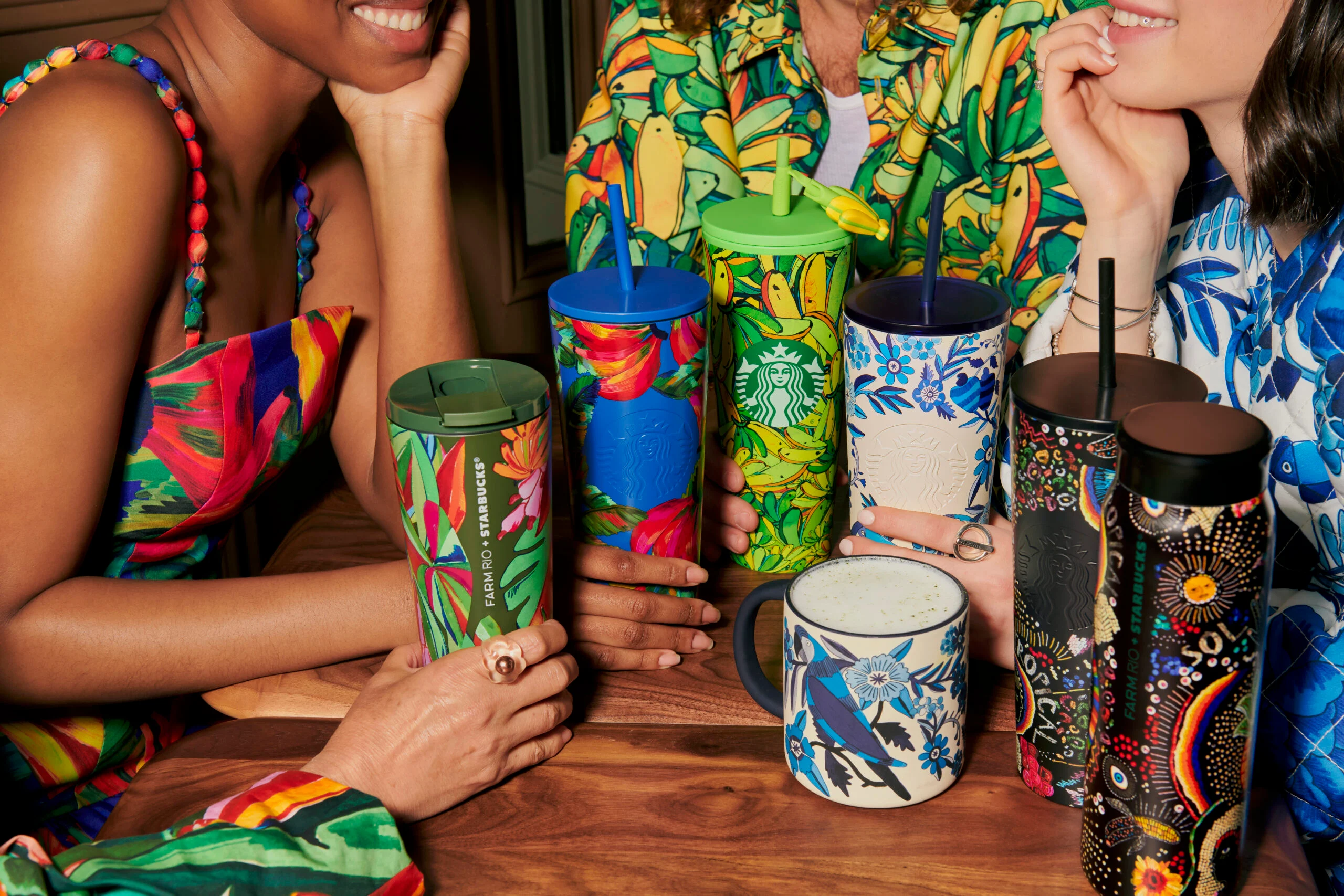 Copos e garrafas da coleção Starbucks e FARM Rio com estampas tropicais coloridas
