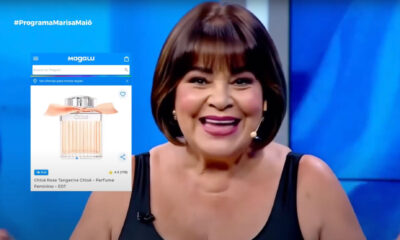 Marisa Maiô na campanha do Magalu para o Dia dos Namorados com maiô preto e cenário de palco