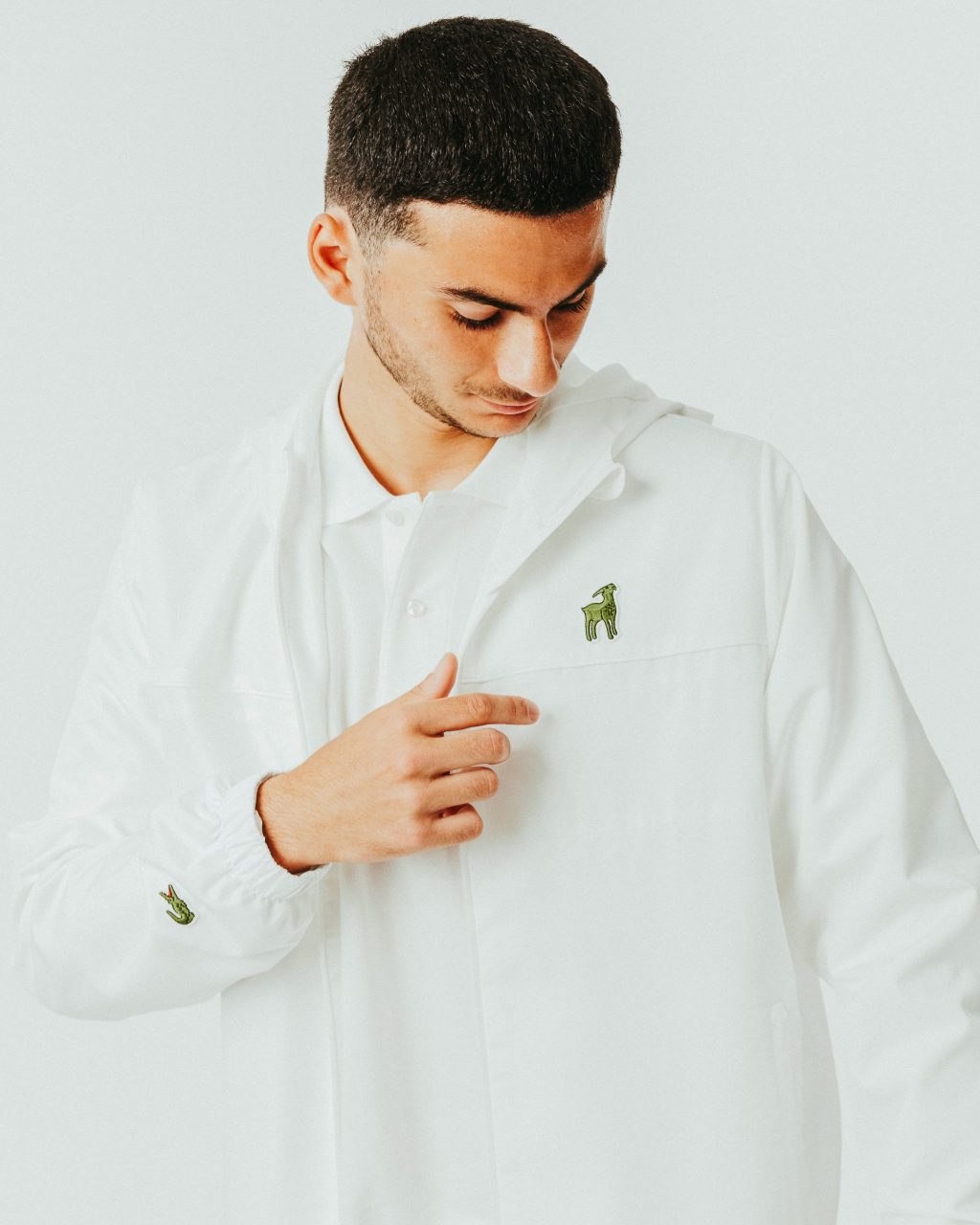 Detalhe do novo logo da Lacoste transformado em cabra para celebrar Djokovic como maior da história do tênis.