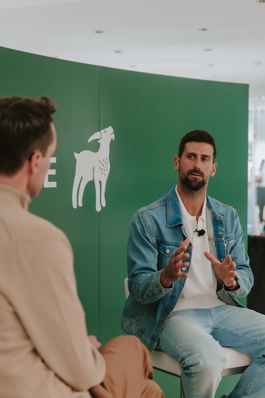 Novak Djokovic veste peça da coleção Lacoste GOAT com logo exclusivo da cabra em homenagem ao tenista.