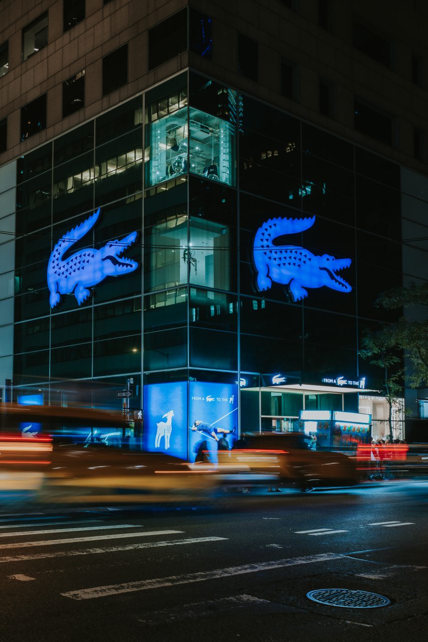 Coleção Lacoste GOAT em homenagem a Novak Djokovic, com logo da cabra substituindo o crocodilo tradicional em peças exclusivas de moda esportiva.