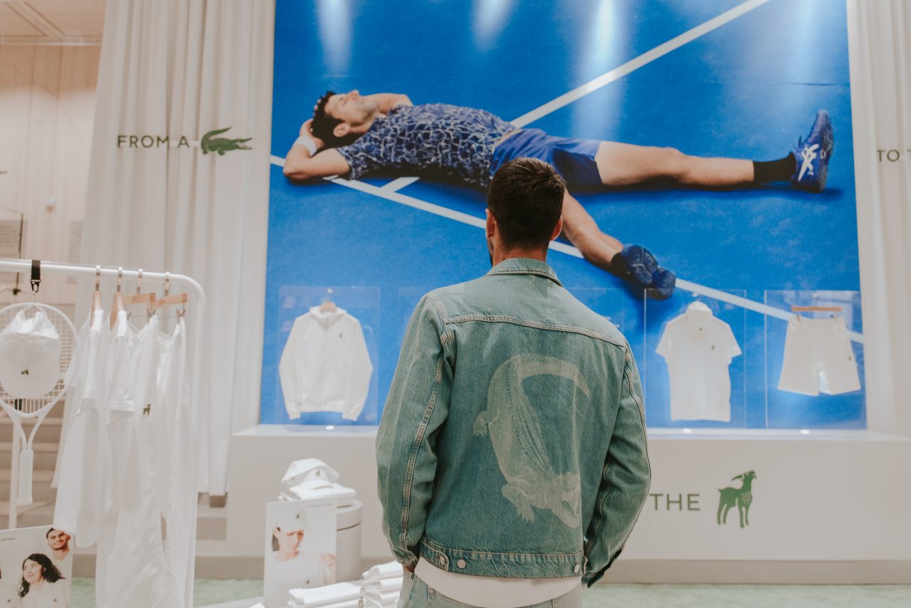 Novak Djokovic veste peça da coleção Lacoste GOAT com logo exclusivo da cabra em homenagem ao tenista.