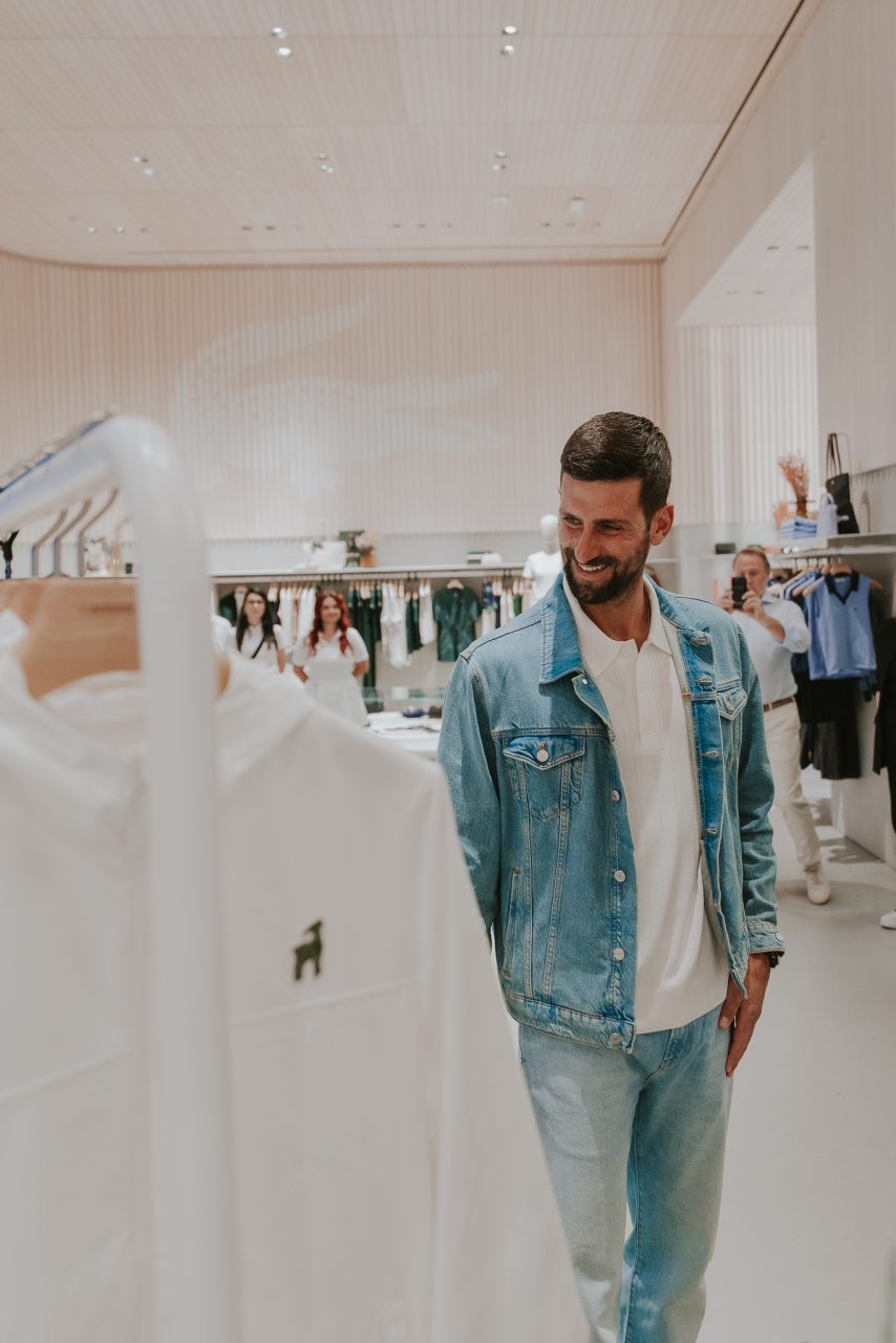 Novak Djokovic veste peça da coleção Lacoste GOAT com logo exclusivo da cabra em homenagem ao tenista.
