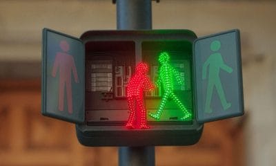 Anúncio criativo da campanha Peugeot que mostra bonequinhos de semáforo dirigindo um carro para escapar da rotina.