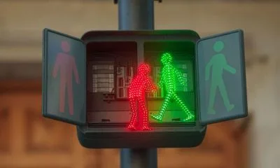 Anúncio criativo da campanha Peugeot que mostra bonequinhos de semáforo dirigindo um carro para escapar da rotina.