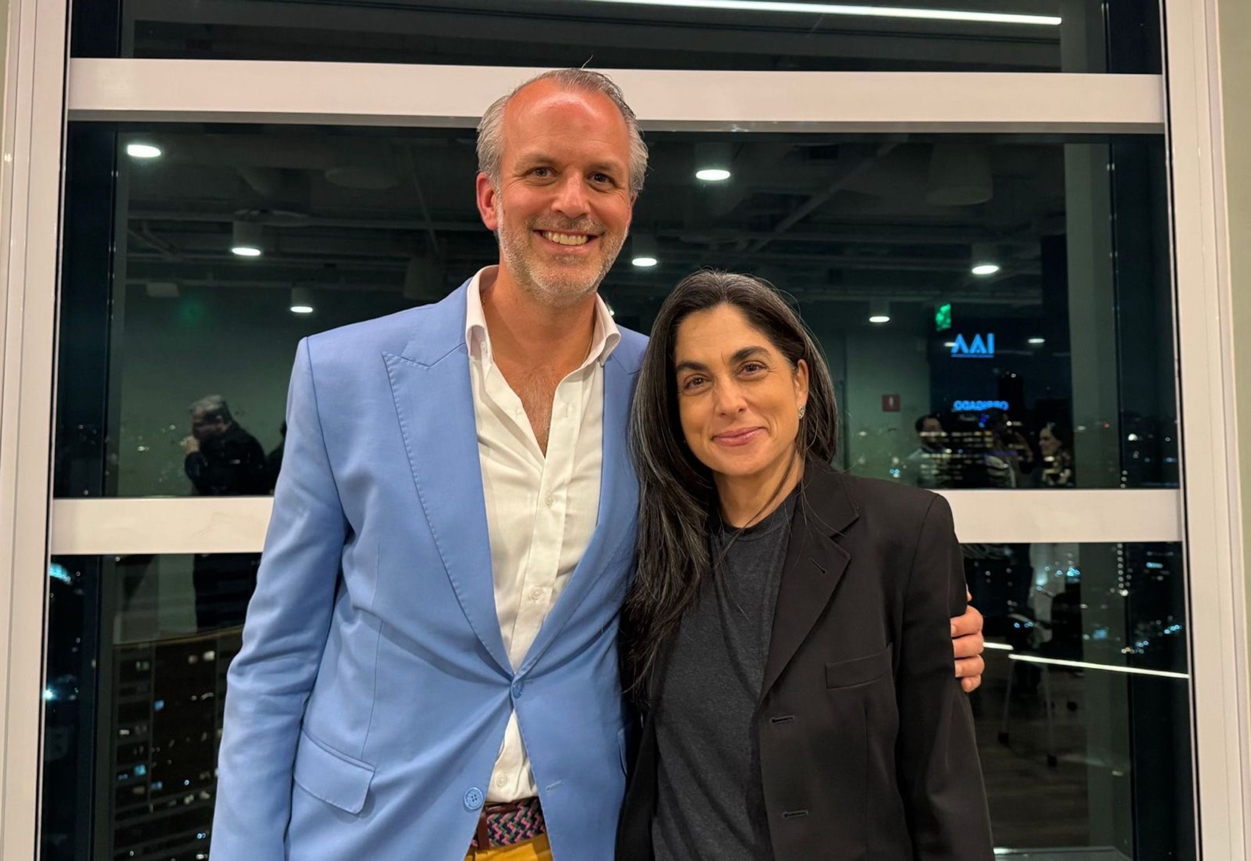 Fredrik Borestrom (presidente global da IAA e executivo do LinkedIn) com Fabiana Schaeffer (presidente do capítulo nacional e co-CEO da Netza&Co)
