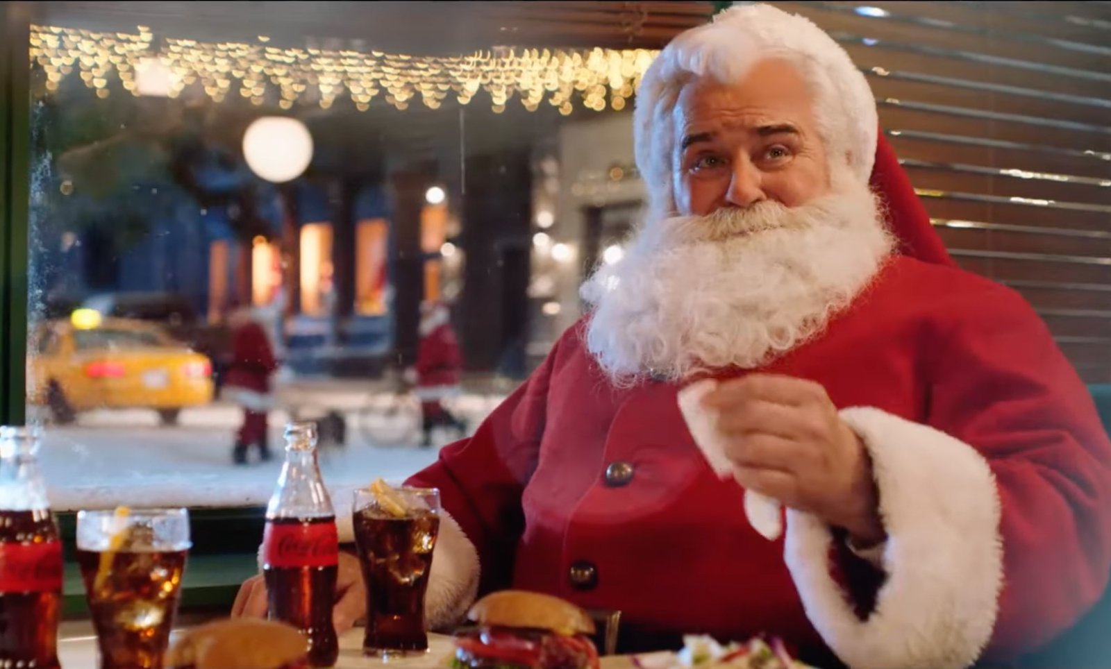 Papai Noel em cenas de campanhas de Natal da Coca-Cola