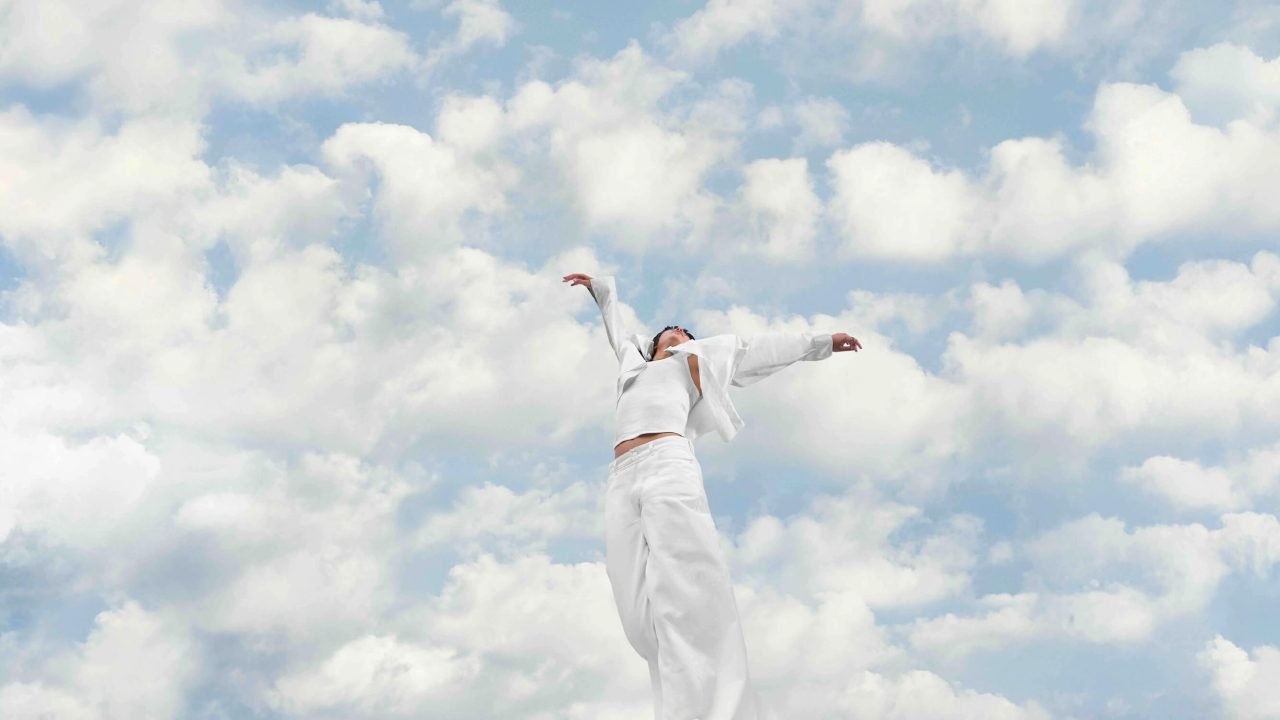 Nova cor Pantone 2026 Cloud Dancer aplicada no design