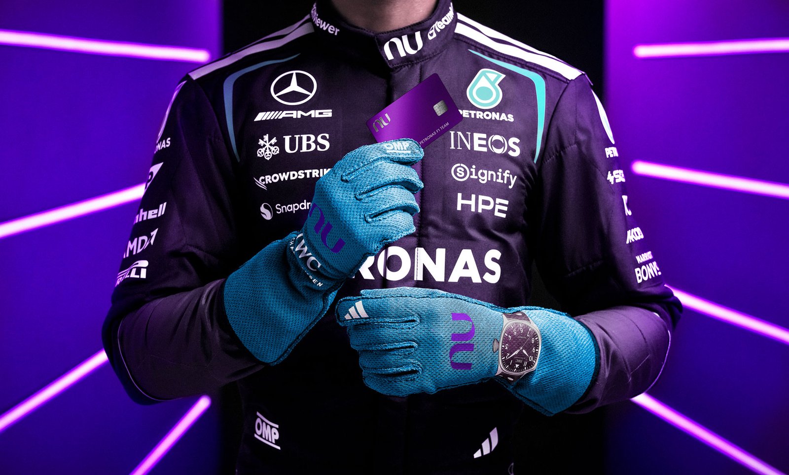 Nubank e Mercedes-AMG PETRONAS F1 Team lado a lado anunciando parceria global na Fórmula 1 em 2026