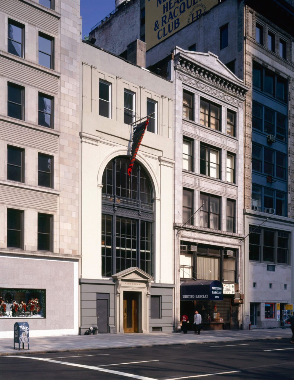 Paula Scher referência no design gráfico e na criação de identidades visuais culturais