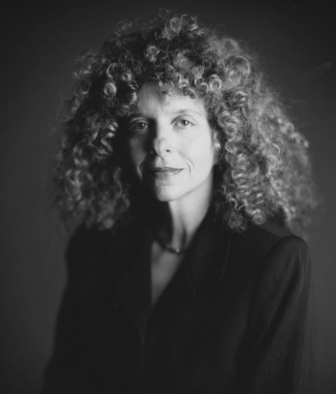 Barbara Kruger artista conhecida por trabalhos com tipografia e crítica visual