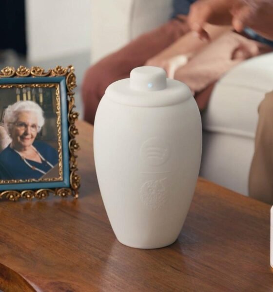 Eternal Playlist Urn da Spotify e Liquid Death com alto-falante Bluetooth integrado