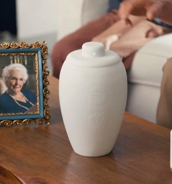 Eternal Playlist Urn da Spotify e Liquid Death com alto-falante Bluetooth integrado